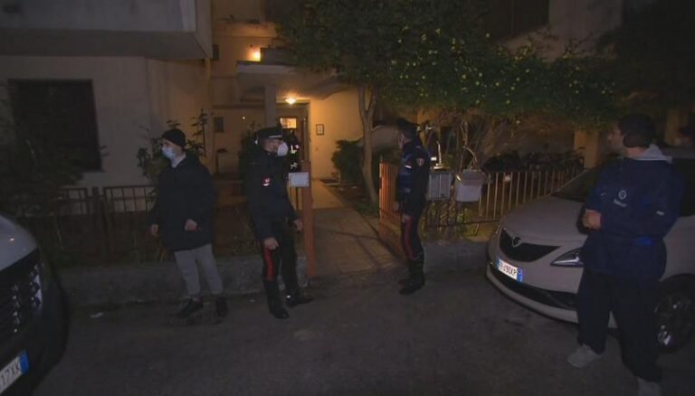 Viareggio, i Nocs fermano l’uomo che si era barricato in casa Viareggio, i Nocs fermano l'uomo che si era barricato in casa - arresto, nocs