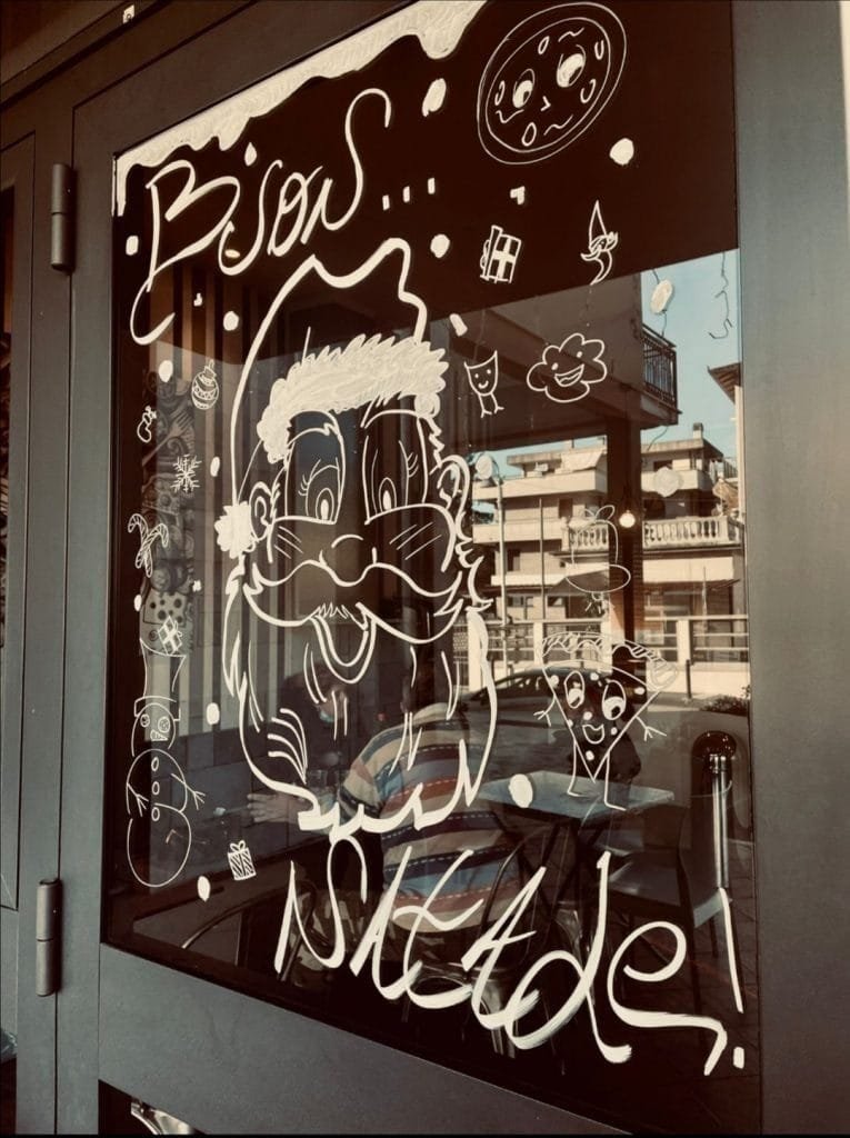 Villafranca: gli studenti del Belmesseri decorano le vetrine dei negozi per Natale Villafranca: gli studenti del Belmesseri decorano le vetrine dei negozi per Natale - commercianti, decorazioni natale