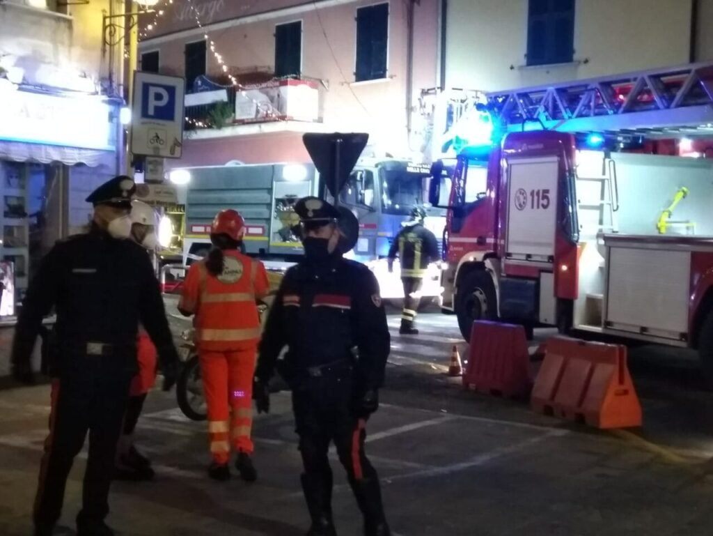 Sarzana: a fuoco il tetto di una Rsa nel centro cittadino - incendio tetto, rsa anziani