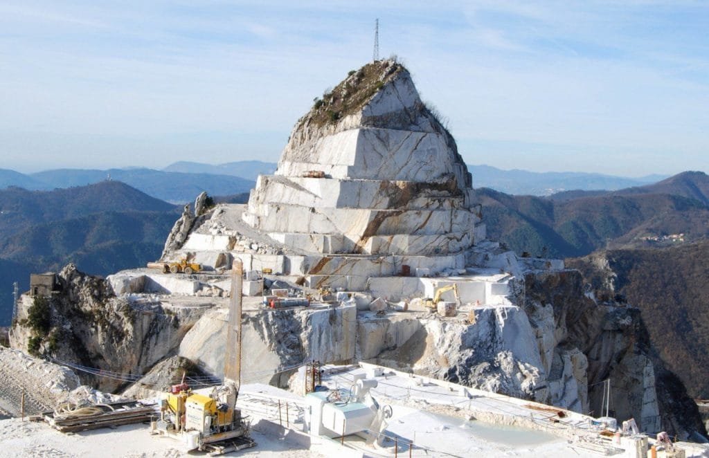 Tutela dell'ambiente nella Costituzione, ora Athamanta chiede di rivedere regolamenti e piani per l'estrazione sulle Apuane - alpi apuane, ambiente