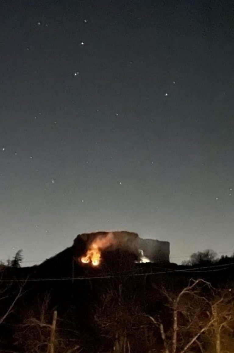 Rogo nella notte a Bismantova: in fumo 7.000 metri quadrati di bosco