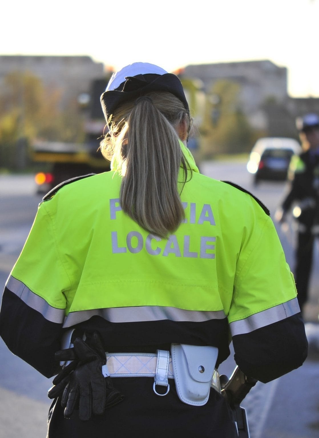 La Spezia, minorenni a cavalcioni sugli archi di Buren postano tutto sui social: sanzionati dalla municipale - archi buren, la spezia