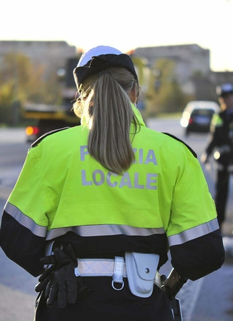 La Spezia, minorenni a cavalcioni sugli archi di Buren postano tutto sui social: sanzionati dalla municipale - archi buren, la spezia