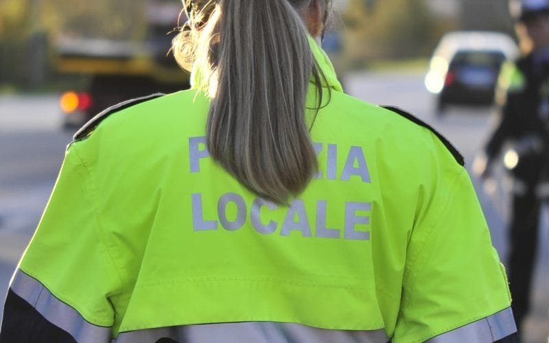 La Spezia, minorenni a cavalcioni sugli archi di Buren postano tutto sui social: sanzionati dalla municipale - archi buren, la spezia