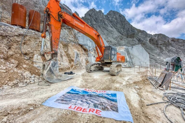 "Il settore lapideo è un'attività distruttiva", Apuane Libere raccoglie firme per far applicare la Costituzione - costituzione, raccolta firme