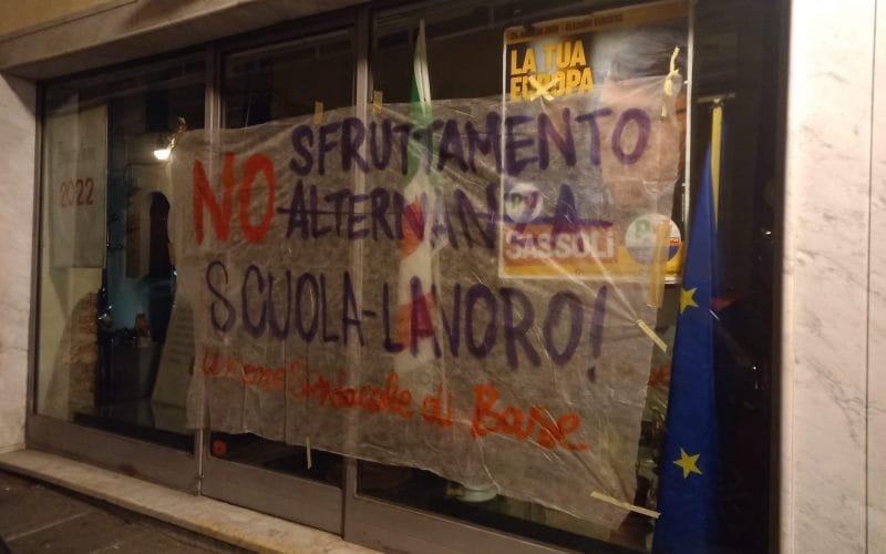 La sede dei Giovani Democratici presa di mira da USB - Giovani Democratici, massa
