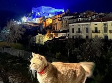 Pontremoli: Cartello illuminato di blu per celebrare il 118 sul territorio - castello piagnaro