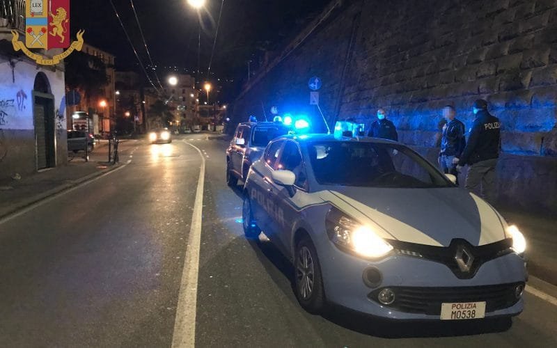 La Spezia, aggredisce un'amica in strada con due coltellate: 30enne denunciato - aggressione aggravata, denuncia