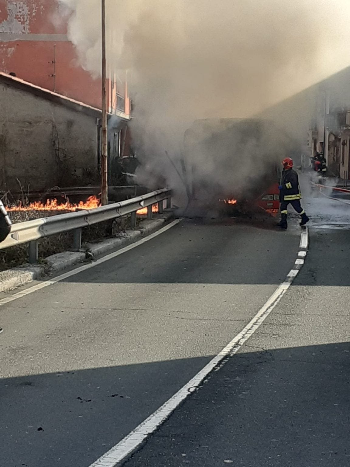 Aulla, a fuoco mezzo pubblico con studenti a bordo: paura ma nessuna conseguenza grave - Aulla, incidente bus