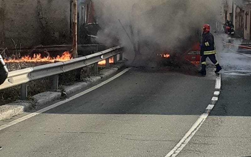 Aulla, a fuoco mezzo pubblico con studenti a bordo: paura ma nessuna conseguenza grave - Aulla, incidente bus