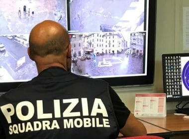 Rubano una borsa all'hub vaccinale, la polizia di Spezia li trova e li denuncia - hub