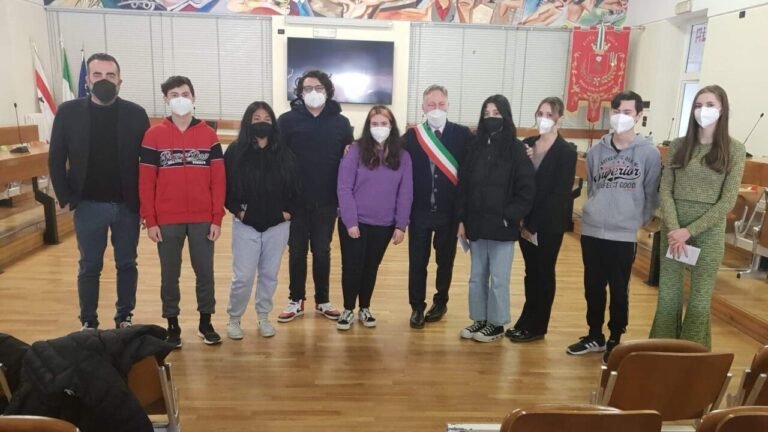 Cerimonia di consegna della Costituzione italiana ai neodiciottenni Cerimonia di consegna della Costituzione italiana ai neodiciottenni - Aulla, consegna