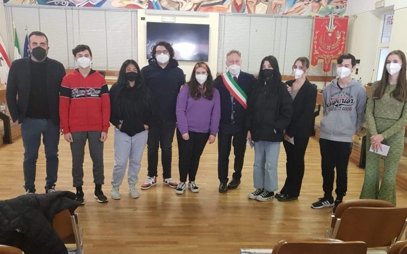 Cerimonia di consegna della Costituzione italiana ai neodiciottenni - Aulla, consegna