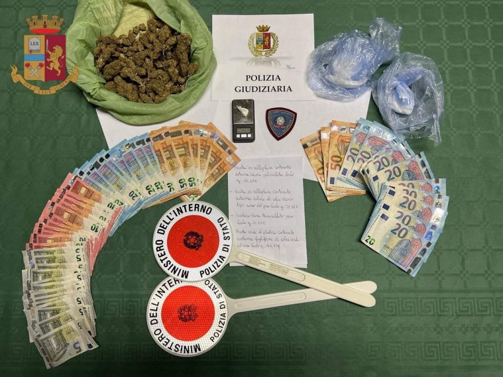Arrestato dalla Polizia di Stato: deteneva cocaina e hashish, sequestrati 1100 euro in contanti - droga, polizia