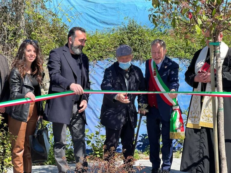 Pallerone e Albiano Magra, inaugurati i restyling di piazza Baldassini e Dalla Chiesa Pallerone e Albiano Magra, inaugurati i restyling di piazza Baldassini e Dalla Chiesa -