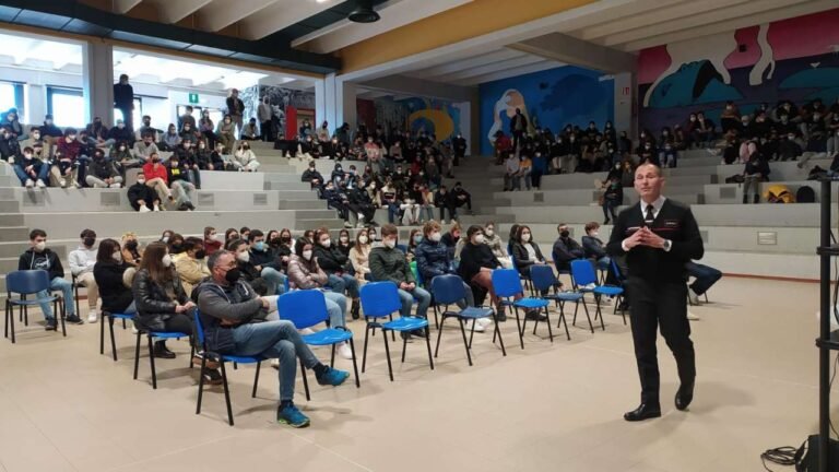 Educazione alla legalità a Sarzana: il capitano dei Carabinieri fa lezione agli studenti - carabinieri, legalità