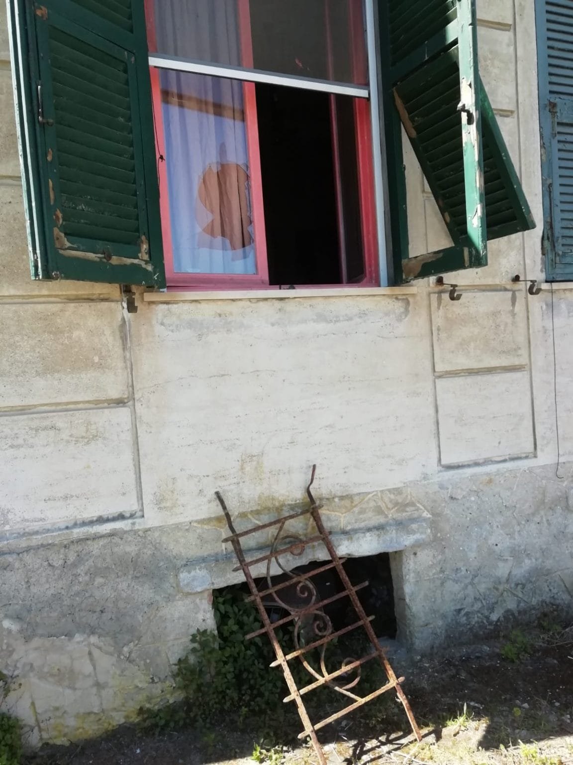 La Spezia, tre uomini denunciati: occupavano una casa abbandonata e nascondevano materiale tecnologico - casa ababndonata, denuncia