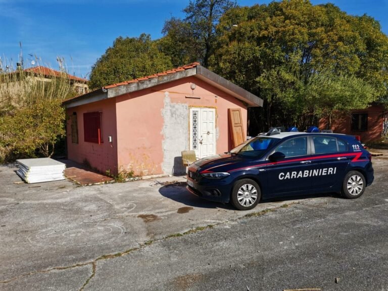 Castelnuovo Magra, ristrutturavano abusivamente stabile comunale per uso abitativo: due uomini denunciati - abuso edilizio, carabinieri