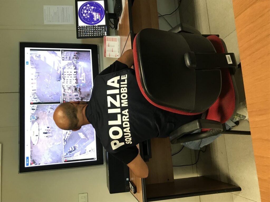 Truffa dello specchietto: 25enne denunciato dalla polizia di La Spezia Truffa dello specchietto: 25enne denunciato dalla polizia di La Spezia - denuncia, polizia