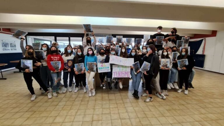 La nave Vespucci gemellata con il Parentuccelli Arzelà, 100 libri regalati agli studenti - parentuccelli arzelà, Sarzana