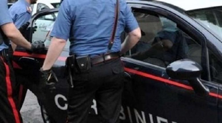 Castelnuovo Magra, ferisce un vicino e aggredisce i carabinieri: 45enne arrestato