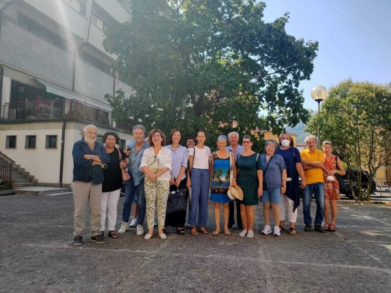 Fosdinovo: cittadini consegnano le firme ad Amedeo Baldi per il distretto sanitario - distratto sanitario, fosdinovo