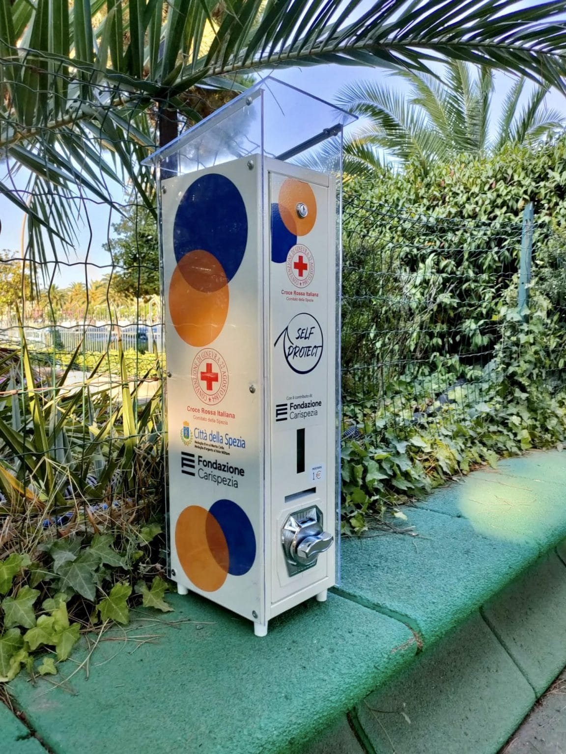 Croce Rossa la Spezia, distributori di profilattici al Pin e al "Capellini-Sauro" con il progetto "Self Protect" sostenuto da Fondazione Carispezia - croce rossa la spezia, distributore profilattici