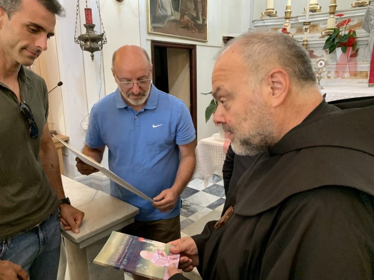 Mulazzo: il Vescovo Vaccari omaggiato con “Il libro nella gerla” e le stampe di “Nuvole a Montereggio”