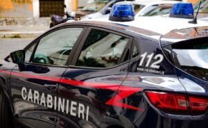 Sorpresi mentre rubano al supermercato, minacciano i dipendenti con una siringa - furto, portovenere