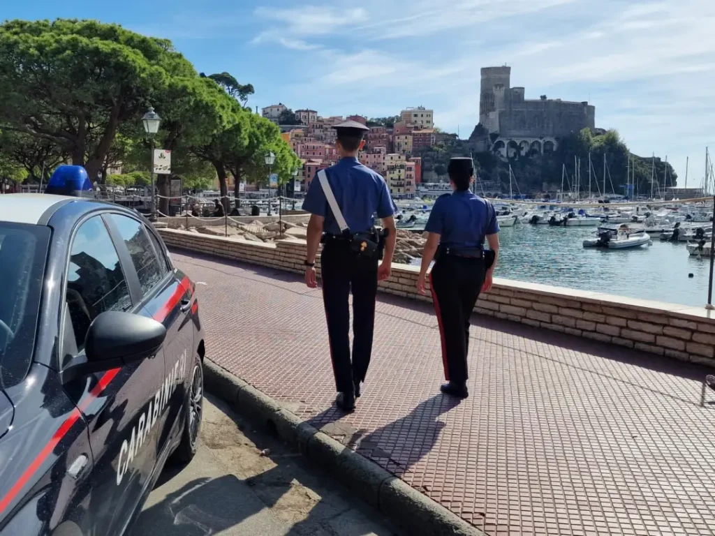Rompe bottiglie e sfascia gli arredi della spiaggia, fermato dai Carabinieri a Lerici - arredi, carabinieri