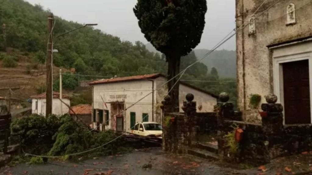 A Cecina il vento spazza via i preparativi della festa di paese, gli abitanti organizzano una raccolta A Cecina il vento spazza via i preparativi della festa di paese, gli abitanti organizzano una raccolta - cecina, Fivizzano