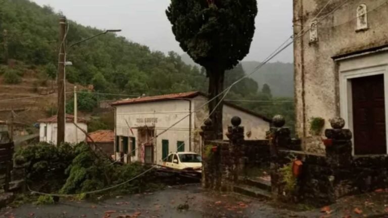 A Cecina il vento spazza via i preparativi della festa di paese, gli abitanti organizzano una raccolta - cecina, Fivizzano