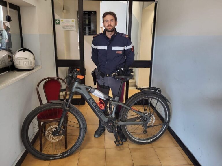 Marinella: polizia ferma due uomini che avevano occupato un casale per spaccio e nascondiglio di oggetti rubati - furto, Marinella