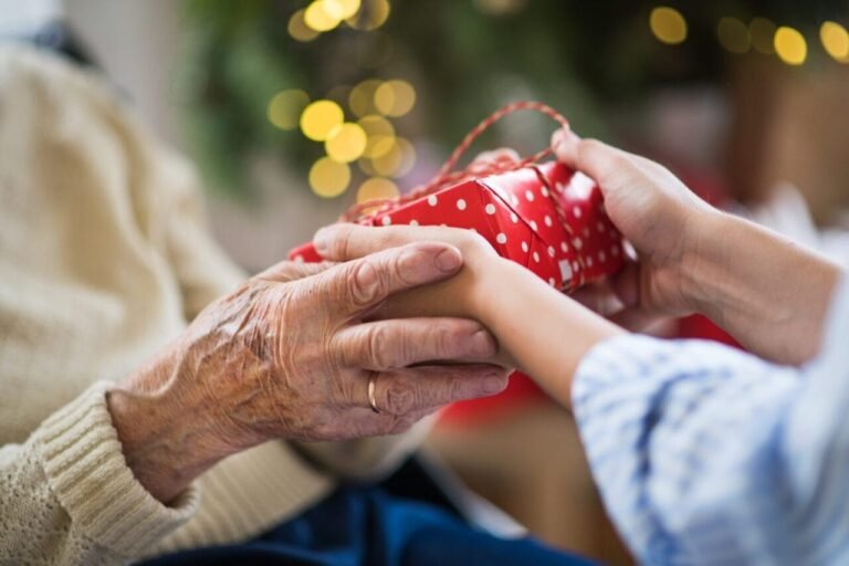 <strong>Nipoti di Babbo Natale: l’iniziativa benefica che esaudisce i desideri degli anziani torna protagonista in RSA Michelangelo</strong> - Lunigiana