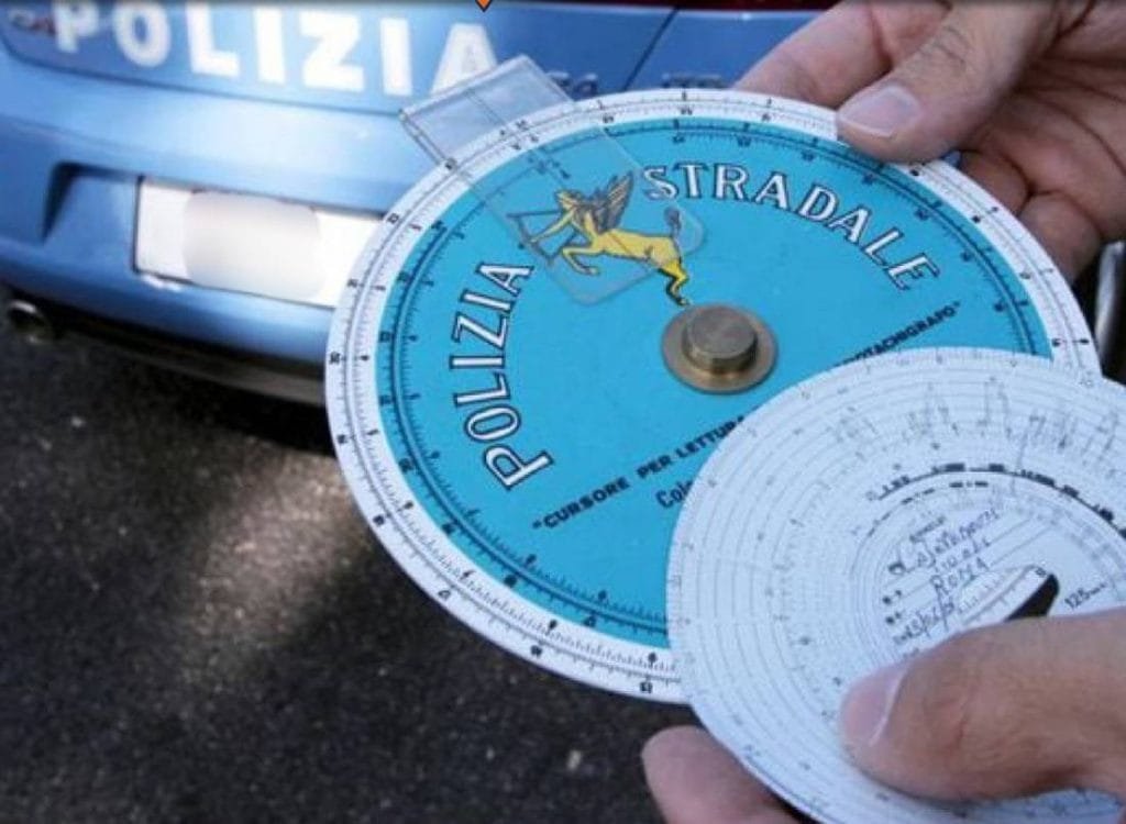 <strong>Simula lo smarrimento della carta del cronotachigrafo: la Polizia di Stato lo denuncia e gli ritira la patente</strong> - patente, polizia