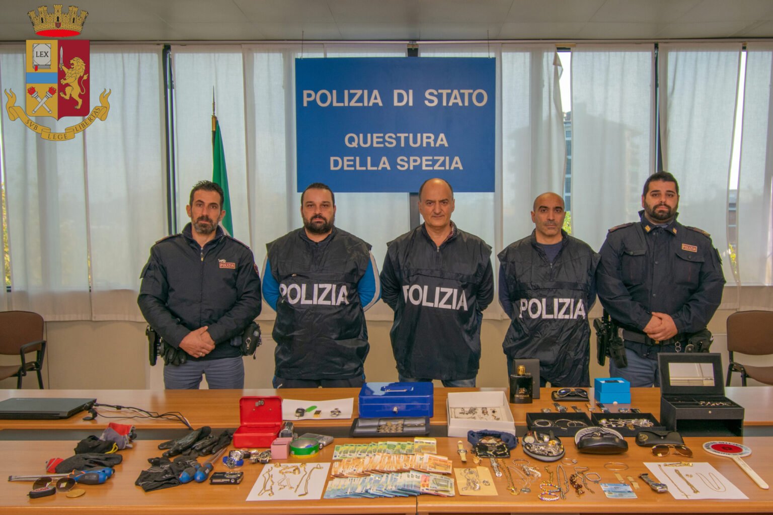 La Spezia, furti in appartamento: tre persone arrestate e una denunciata La Spezia, furti in appartamento: tre persone arrestate e una denunciata -