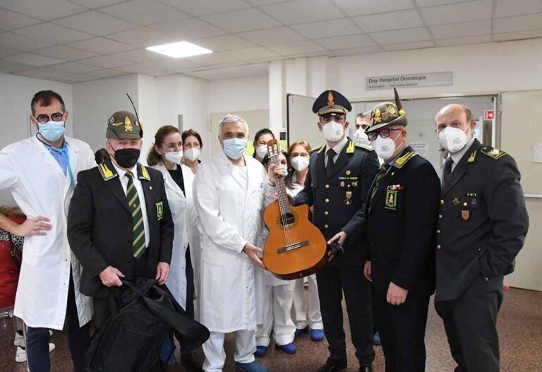 La guardia di Finanza fa un gradito regalo al reparto di oncologia dell'ospedale di Carrara - dono, guardia di finanza