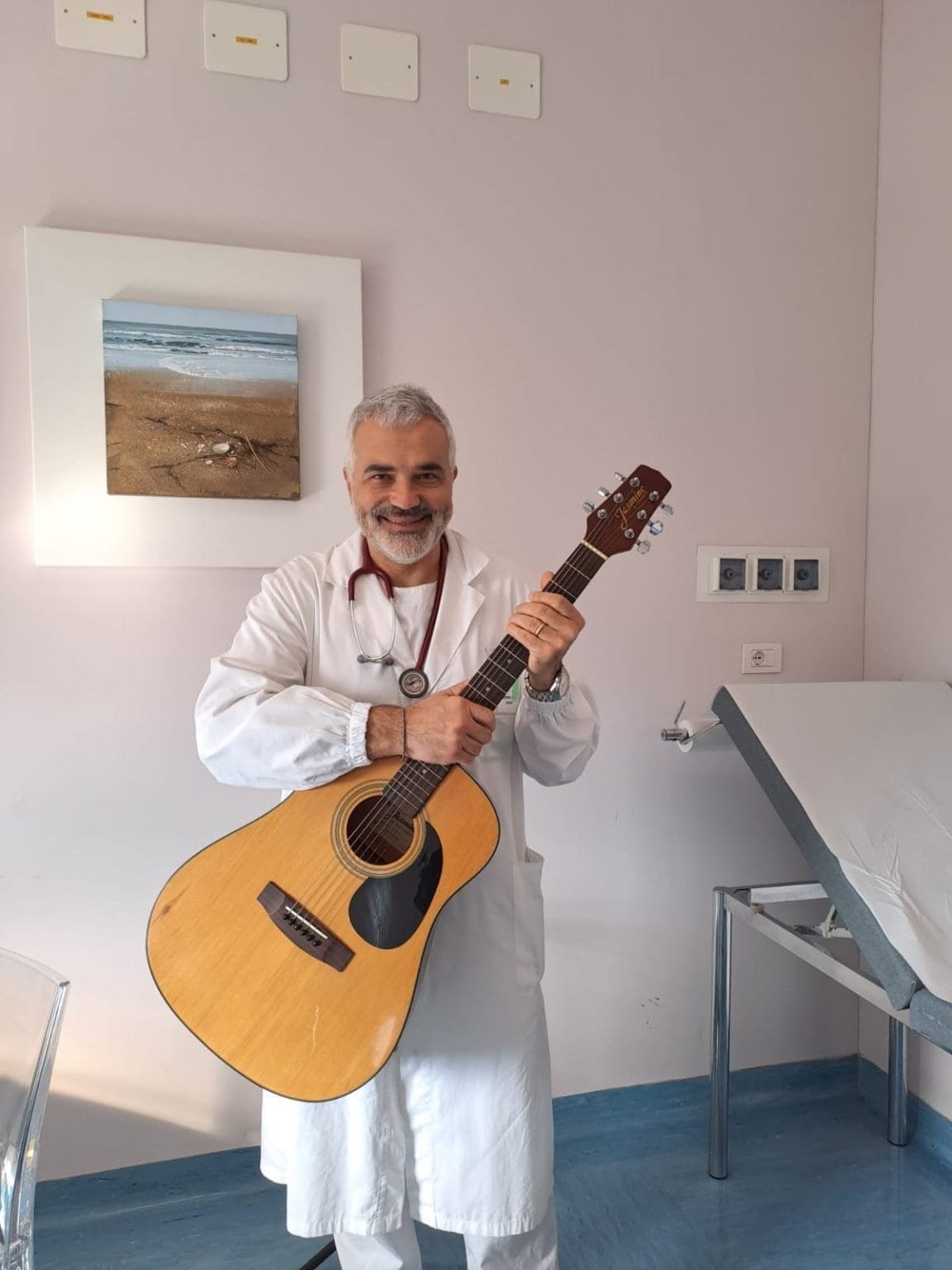 Massa: dopo il furto una nuova chitarra per i “Donatori di musica”. Solidarietà al reparto di oncologia - donatori di musica, furto