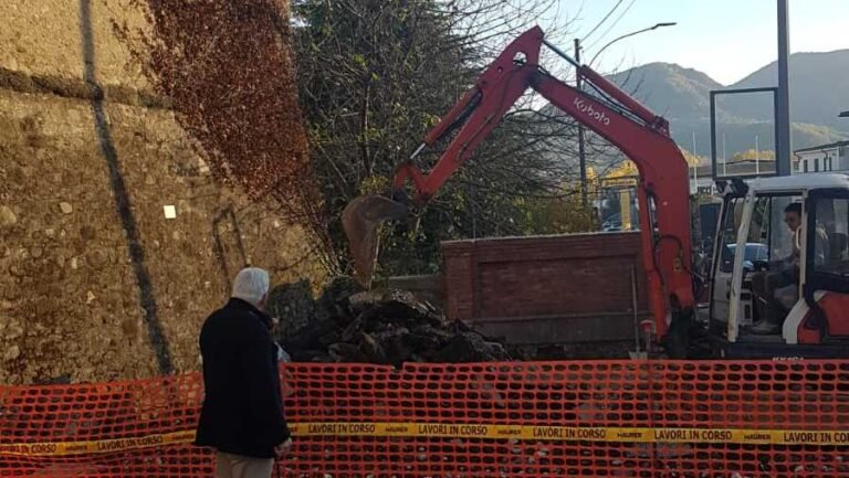 Terrarossa: piazza Castello si rifà il look e gli interventi in atto sono numerosi Terrarossa: piazza Castello si rifà il look e gli interventi in atto sono numerosi -