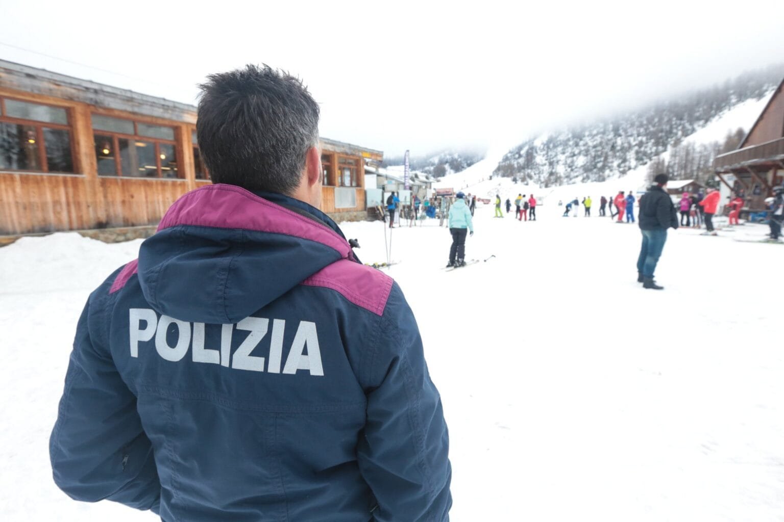 La Polizia della montagna garantisce la sicurezza degli sciatori e degli amanti della neve - polizia, Sci