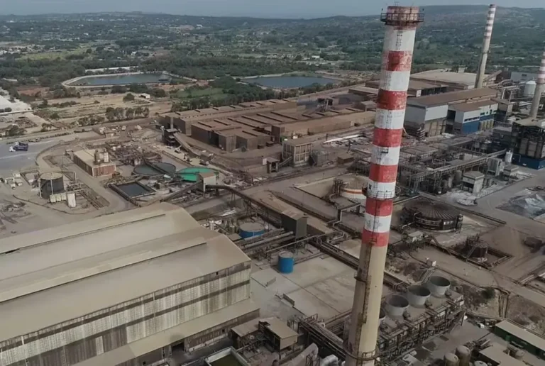 Portovesme, lavoratori protestano su una ciminiera a 100 metri d'altezza - operai, portovesme