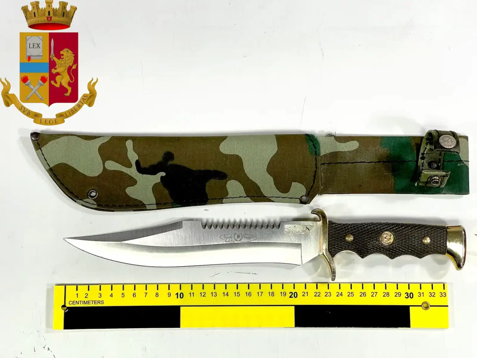 La Polizia arresta un uomo in possesso di un coltello da combattimento - coltello, combattimento