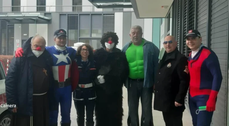 Ospedale Apuane: per Carnevale il Vescovo e la Polizia Municipale di Massa portano doni ai piccoli pazienti della Pediatria - noa, pediatria