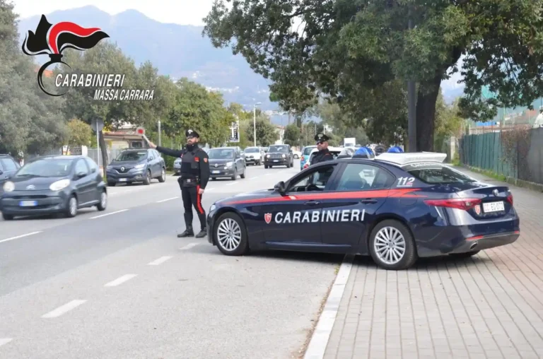 Droga ai minorenni, blitz dei Carabinieri all'alba - crack, droga