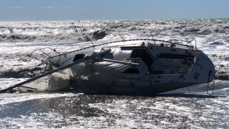 Spiaggiata un’imbarcazione sul litorale di Marina di Massa <strong>Spiaggiata un’imbarcazione sul litorale di Marina di Massa</strong> - emergenza, imbarcazione