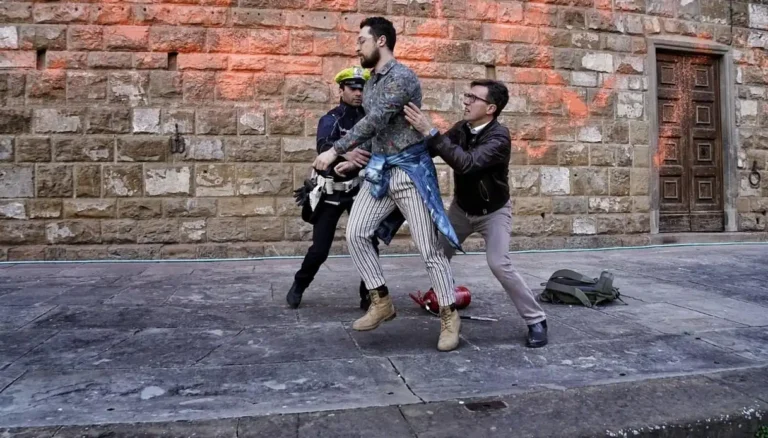 La protesta degli ambientalisti a Firenze ha causato 30mila euro di danni La protesta degli ambientalisti a Firenze ha causato 30mila euro di danni - ambiente, Clima