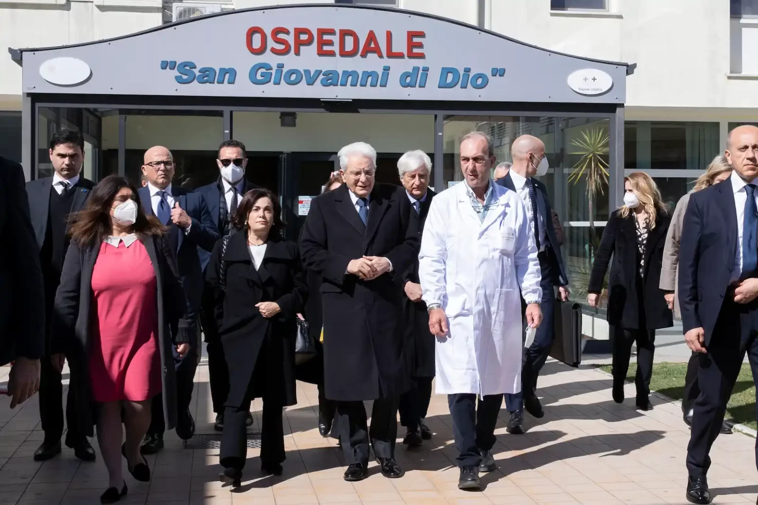 Mattarella rende omaggio ai migranti vittime del naufragio di Crotone - crotone, italia