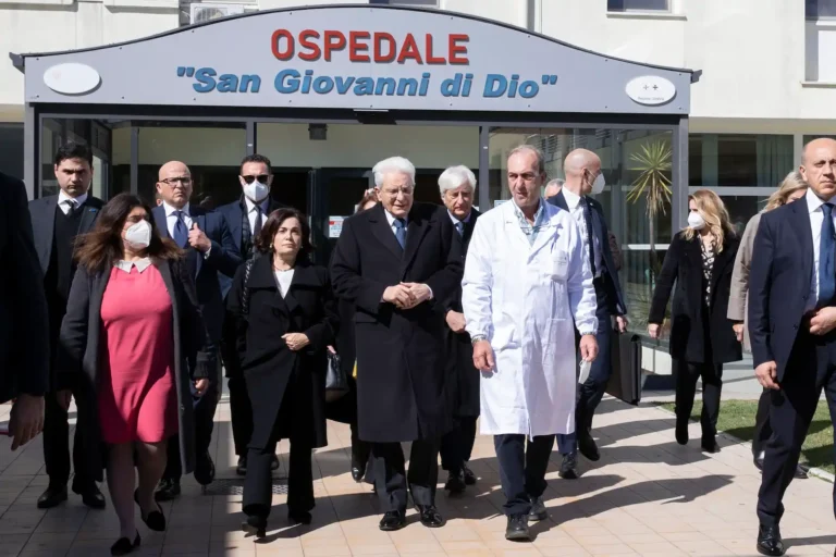 Mattarella rende omaggio ai migranti vittime del naufragio di Crotone - crotone, italia