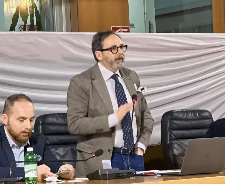 A Massa è stato sfiduciato il sindaco Persiani - Consiglio Comunale, massa