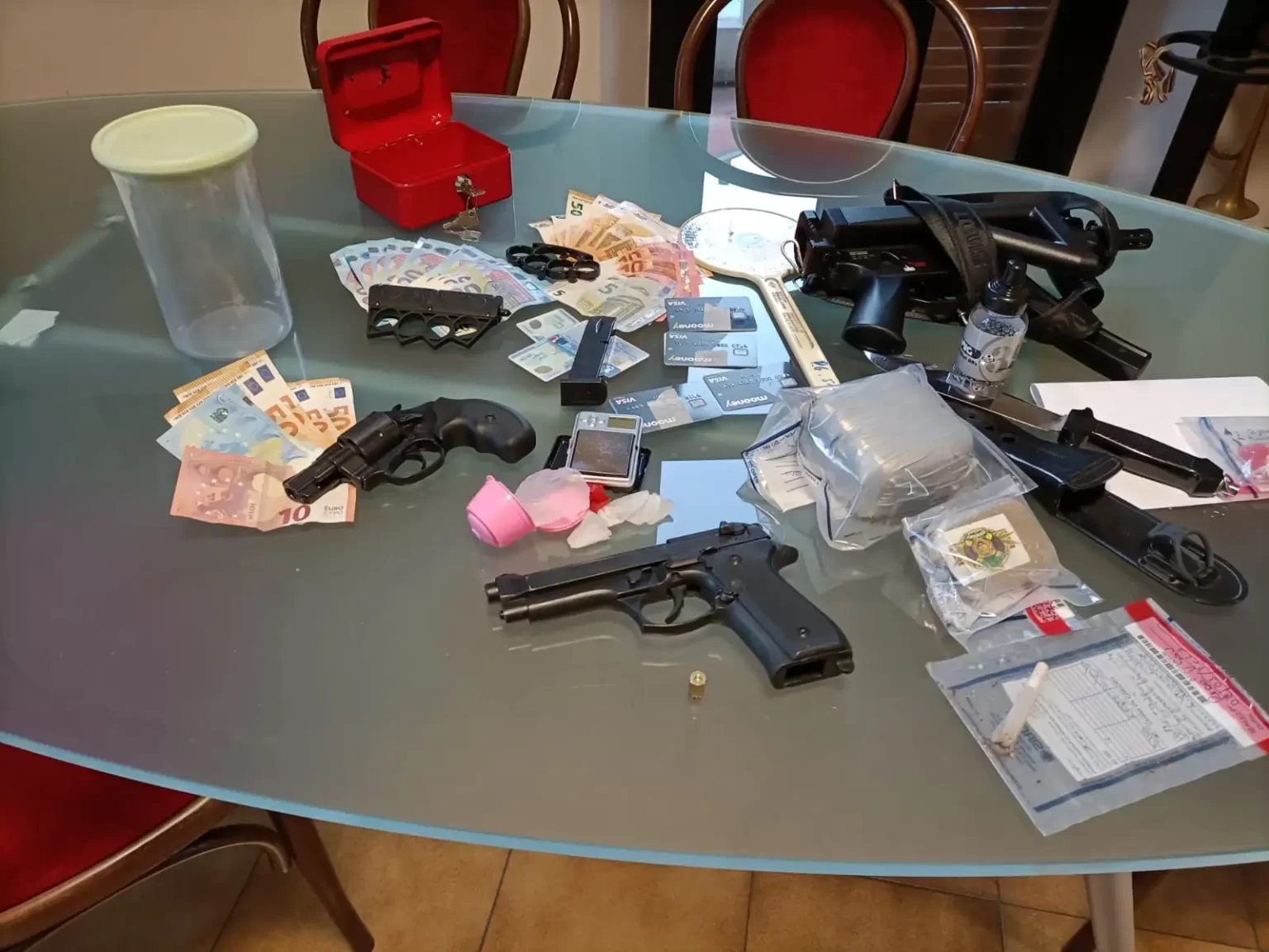 Pubblicano video con armi, droga e soldi sui social arrestati dalla Polizia di Stato - armi, arresto